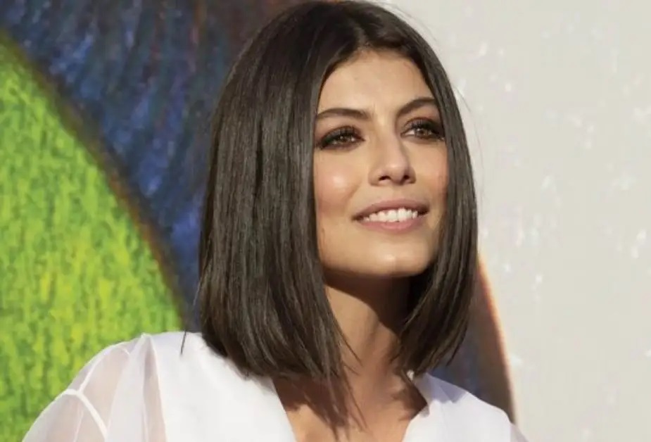 Capelli corti lisci di Alessandra Mastronardi